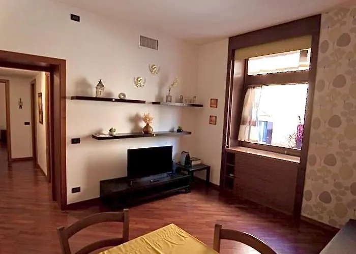 Your Friend In Apartment Rom